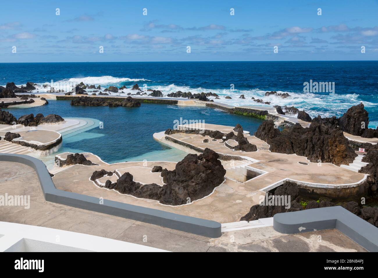 Blick auf natürliche Pools an der Küste und dem Atlantischen Ozean, Porto Moniz, Madeira, Portugal, Europa Stockfoto
