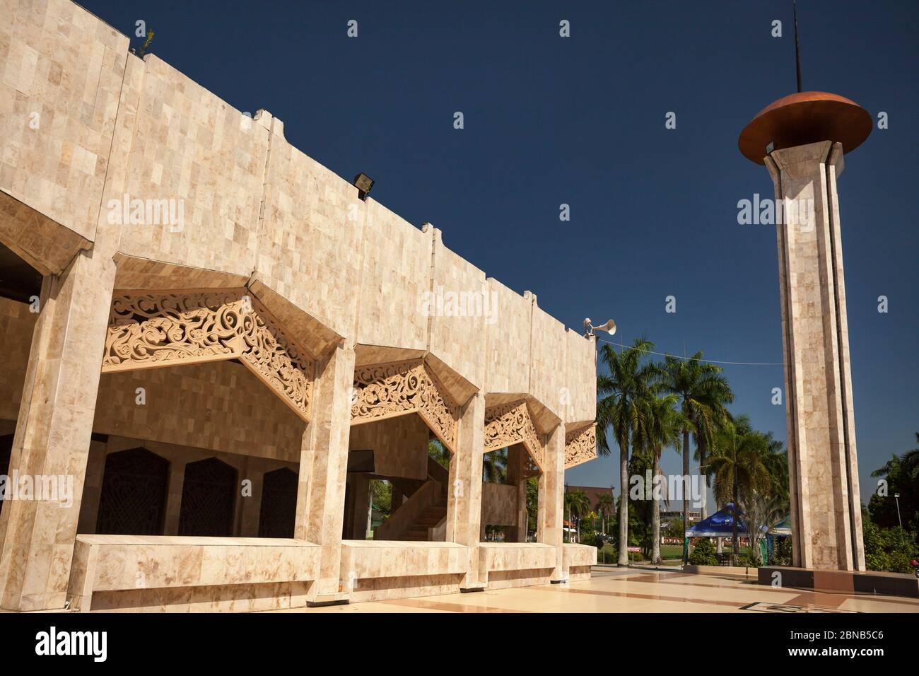 Seitenansicht der wunderschönen Masjid Raya Sabilal Muhtadin Moschee, Banjarmasin, Süd Kalimantan, Borneo, Indonesien Stockfoto