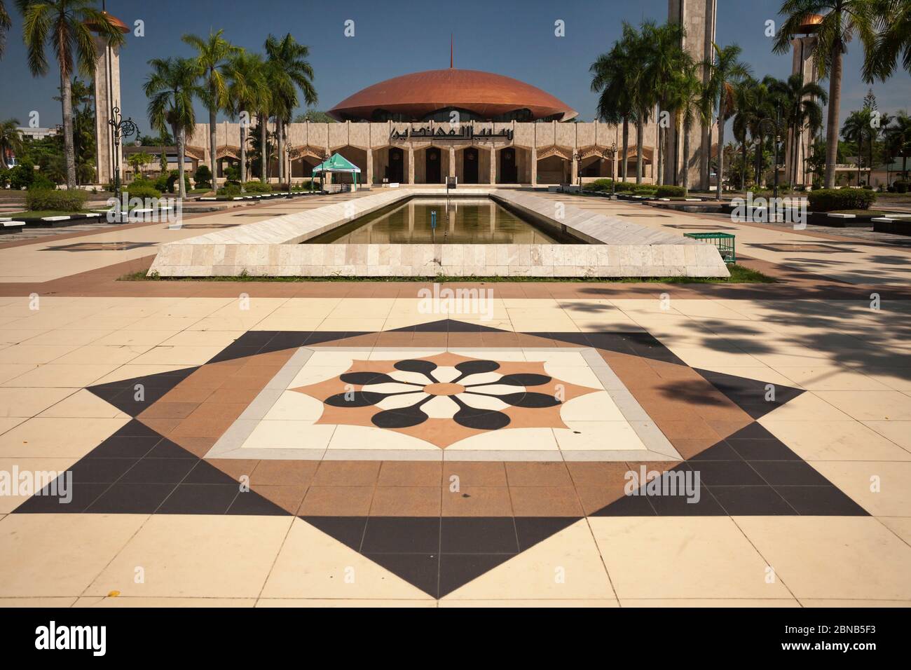 Horizontale Frontansicht der Masjid Raya Sabilal Muhtadin Moschee und Teich, Banjarmasin, Süd Kalimantan, Borneo, Indonesien Stockfoto