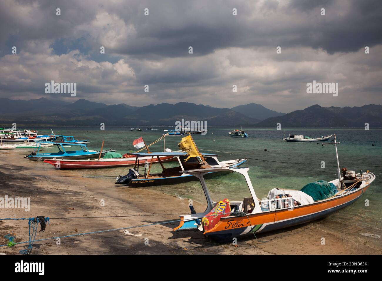 Horizontale Nahaufnahme von einigen traditionellen indonesischen Fischerbooten, die am Strand, Gili Air, Gili Islands, Indonesien liegen Stockfoto