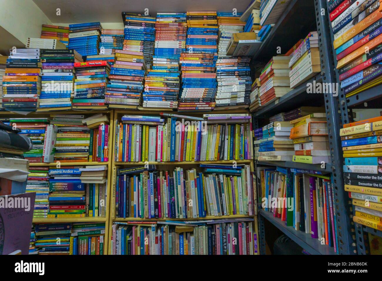 Bücher in den Regalen in einem Buchladen in der Church Street in Bangalore (Indien) Stockfoto