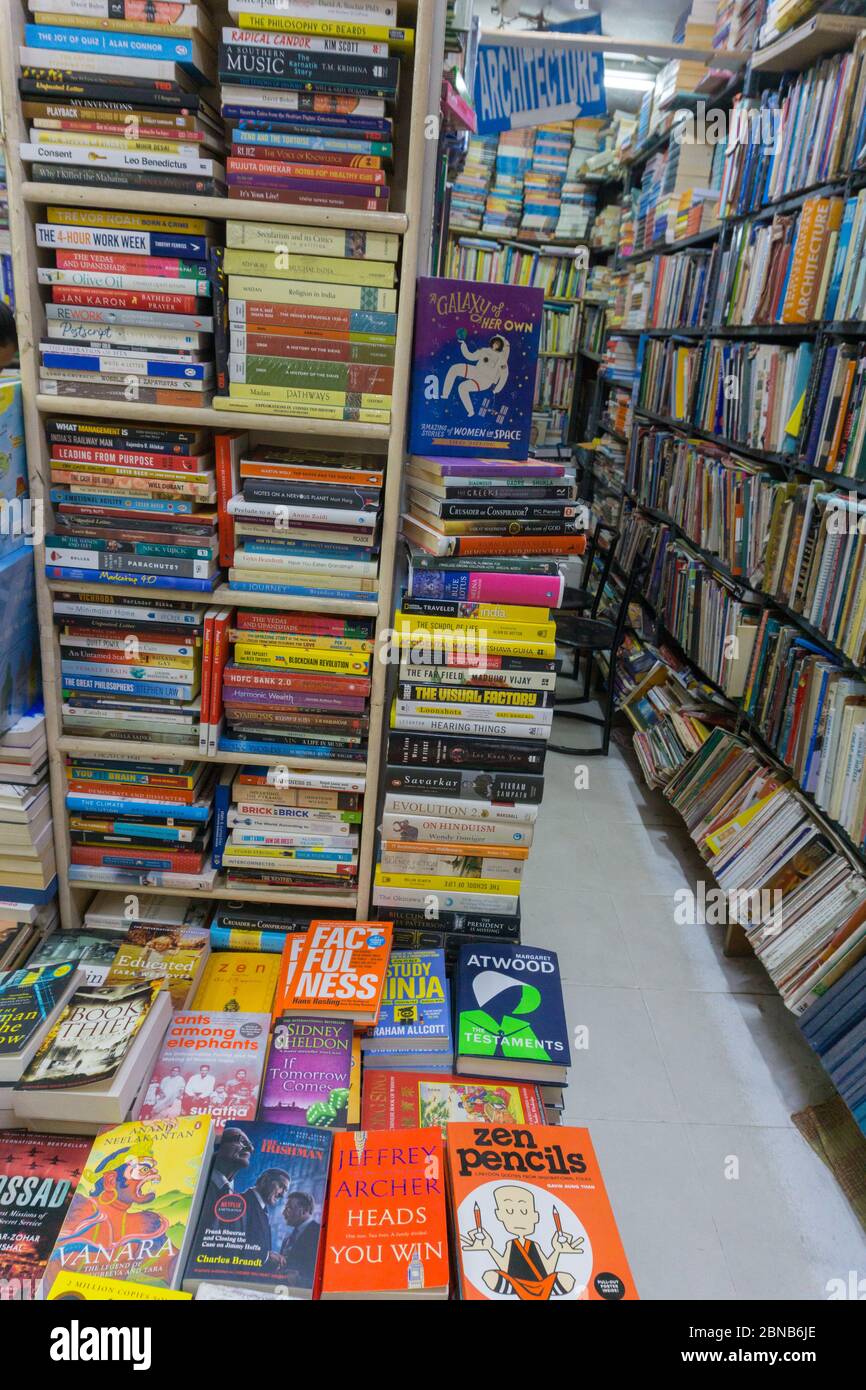 Bücher in den Regalen in einem Buchladen in der Church Street in Bangalore (Indien) Stockfoto