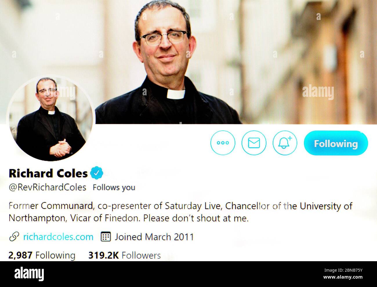 Twitter-Seite (Mai 2020) Rev Richard Coles - Vikar, Medienpersönlichkeit und ehemaliger Musiker Stockfoto