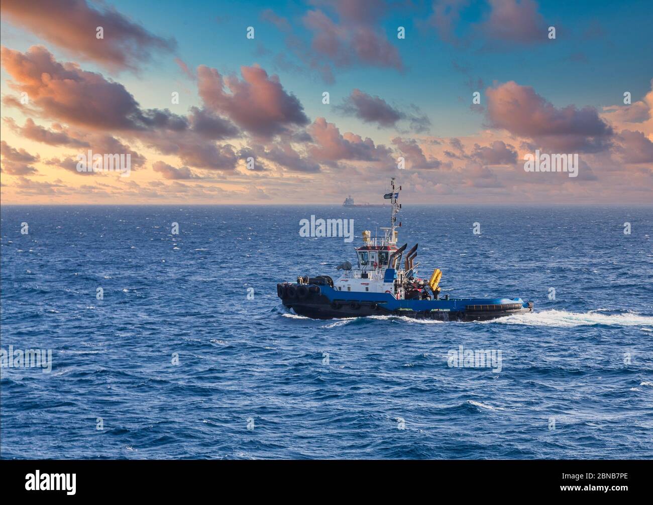 Blaues Tugboat auf See Stockfoto