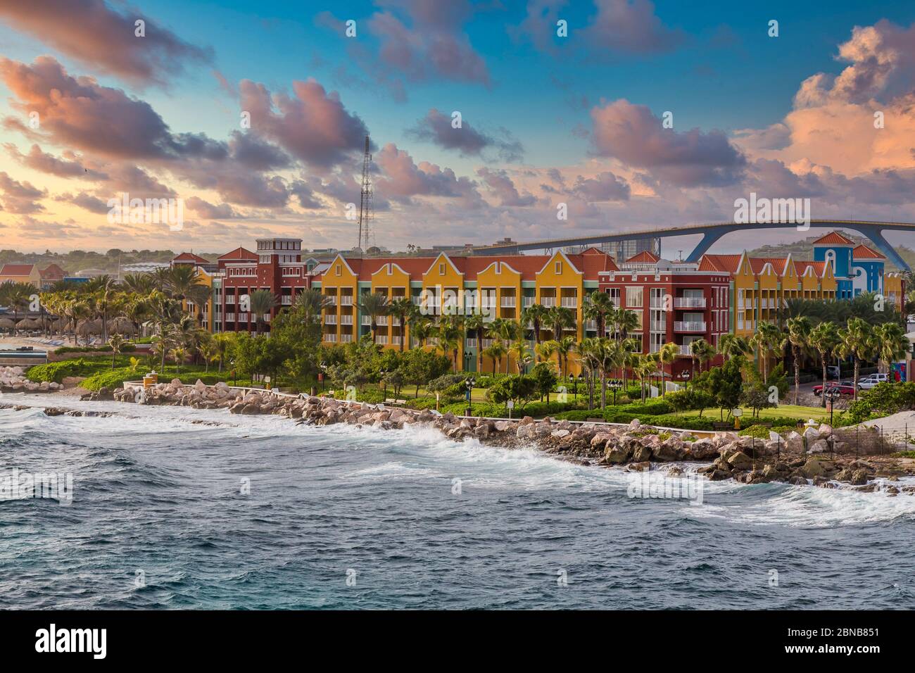 Farbenfrohes Resort mit Brücke in Curacao Stockfoto