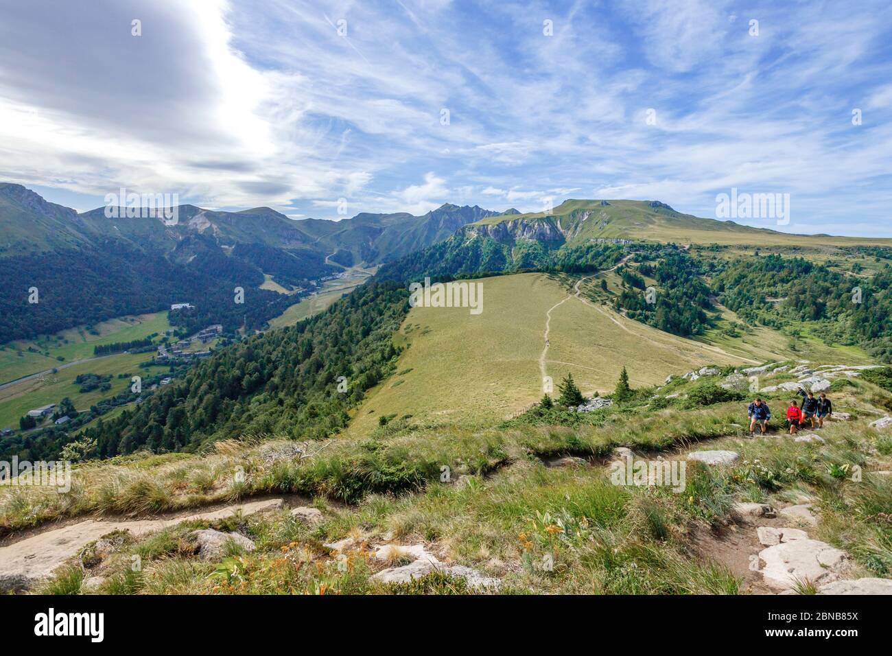 Frankreich, Puy de Dome, Volcans d’Auvergne Regional Natural Park, Mont Dore, Wanderer auf dem Wanderweg auf den Gipfel des Le Capucin und der Puy de Sancy in der Stockfoto