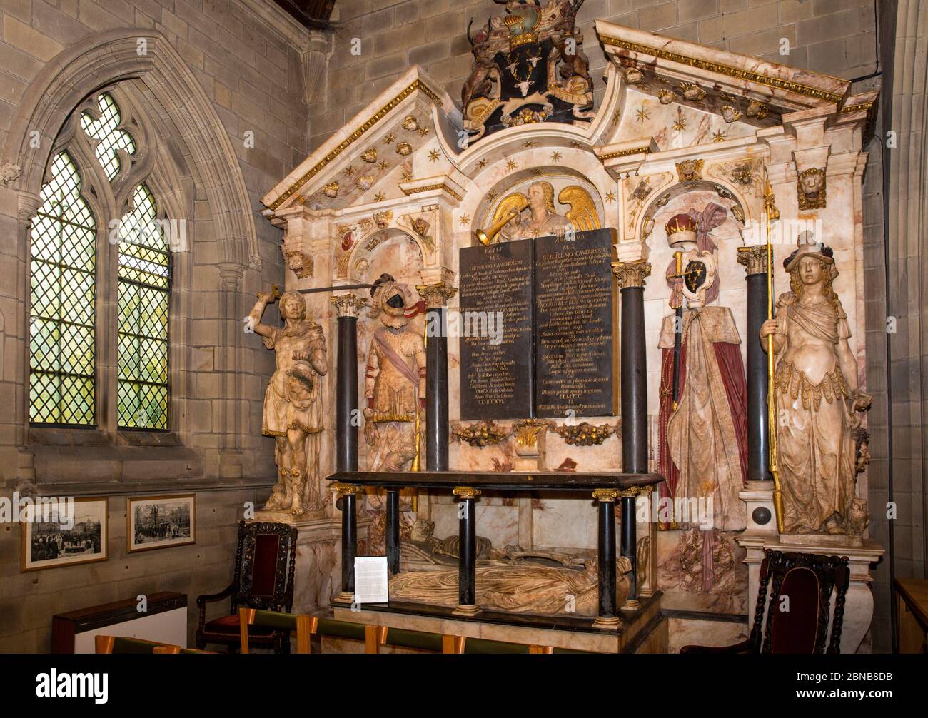 Großbritannien, England, Derbyshire, Edensor, Norman Villa, St. Peter’s Church Cavendish Chapel, 1600s Denkmal für Henry und William Cavendish, Söhne von Bess of Har Stockfoto