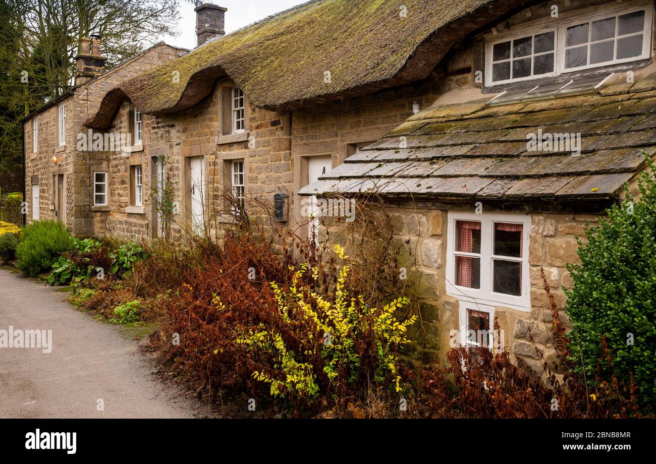 Großbritannien, England, Derbyshire, Baslow, Nether End, strohgedeckte Hütten zwischen Bar Brook und Pfad nach Chatsworth Stockfoto