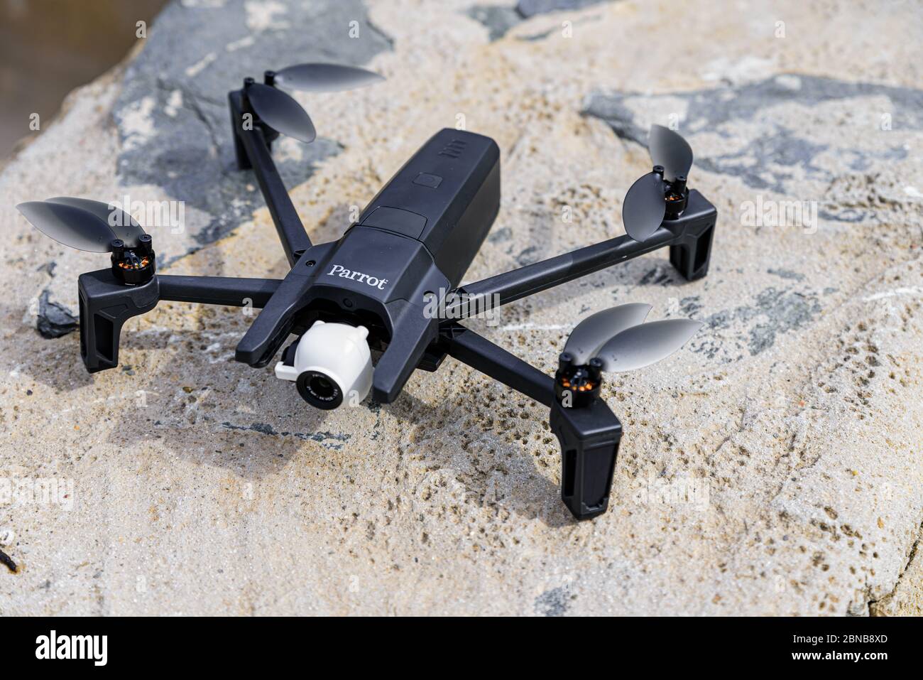 Bologa, Cluj/Rumänien-02.21.2020: Kraftvolle und verspielte Quadrocopter-Drohne Parrot Anafi Extended in Aktion.Detailfoto mit Bokeh zur Veranschaulichung der Stockfoto