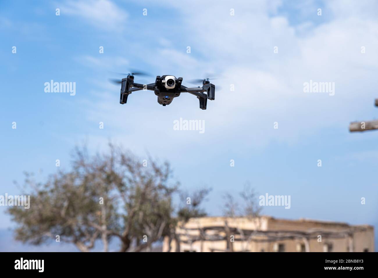Bologa, Cluj/Rumänien-02.21.2020: Kraftvolle und verspielte Quadrocopter-Drohne Parrot Anafi Extended in Aktion.Detailfoto mit Bokeh zur Veranschaulichung der Stockfoto