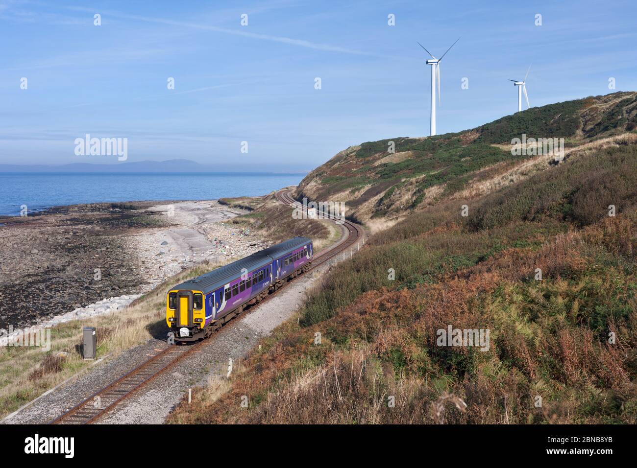 Northern Rail Klasse 156 Sprinterzug 156481 am Meer bei Lowca auf der landschaftlich schönen Cumbrian Küstenbahnlinie Stockfoto
