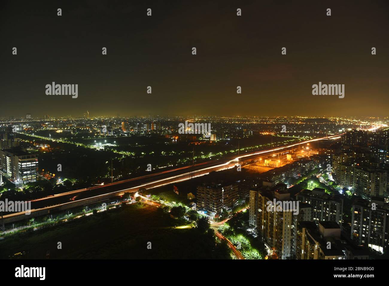 Stadtbild von Indirapuram. Ein Wohnzentrum in Ghaziabad (Delhi NCR) - Nachtansicht Stockfoto