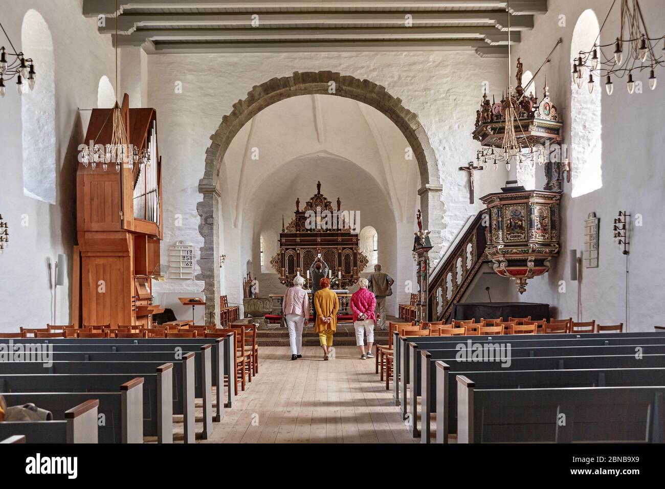 AAKIRKEBY, DÄNEMARK - 27. Jun 2019: Aakirkeby, Island, Dänemark - 27. Juni 2019. Touristen besuchen AA Kirche (AA Kirke) - eine romanische Kirche da Stockfotografie - Alamy