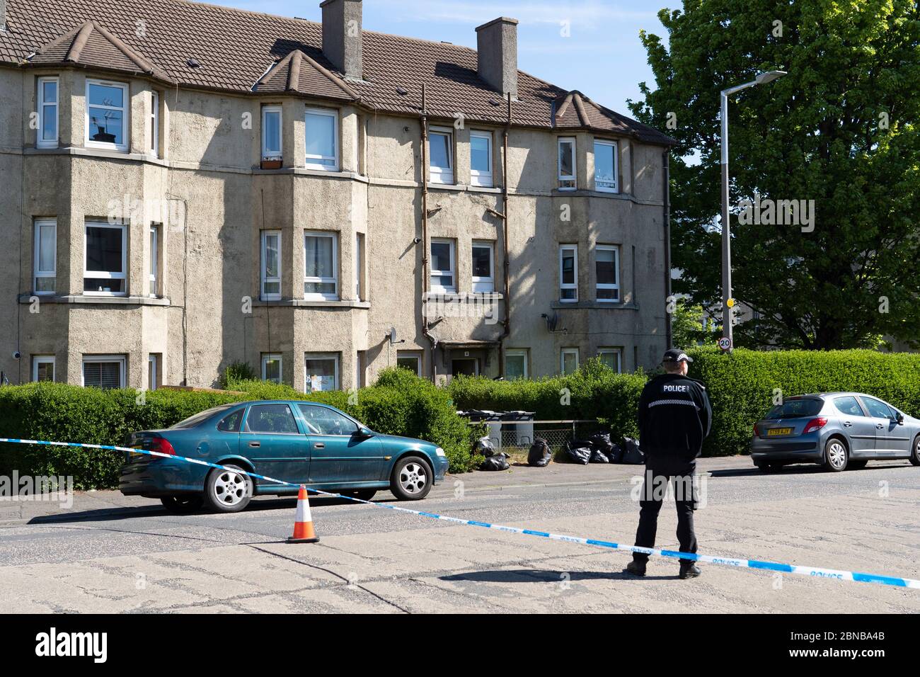 Edinburgh, Schottland, Großbritannien. 14 Mai 2020. Polizei und forensisches Team besuchen einen Tatort in der Adresse in Restalrig Gegend von Edinburgh nach einem schweren Angriff auf ein Grundstück in Hawkhill Avenue im Osten der Stadt. Der Vorfall ereignete sich am Mittwoch, den 13. Mai 2020, gegen 22.30 Uhr und ein 27-jähriger Mann wurde zur Behandlung seiner Verletzungen ins Edinburgh Royal Infirmary gebracht. Iain Masterton/Alamy Live News Stockfoto