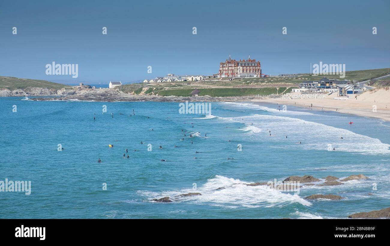 Ein Panoramabild von einem Blick über die Fistral Bay an einem hellen sonnigen Tag in Newquay in Cornwall. Stockfoto