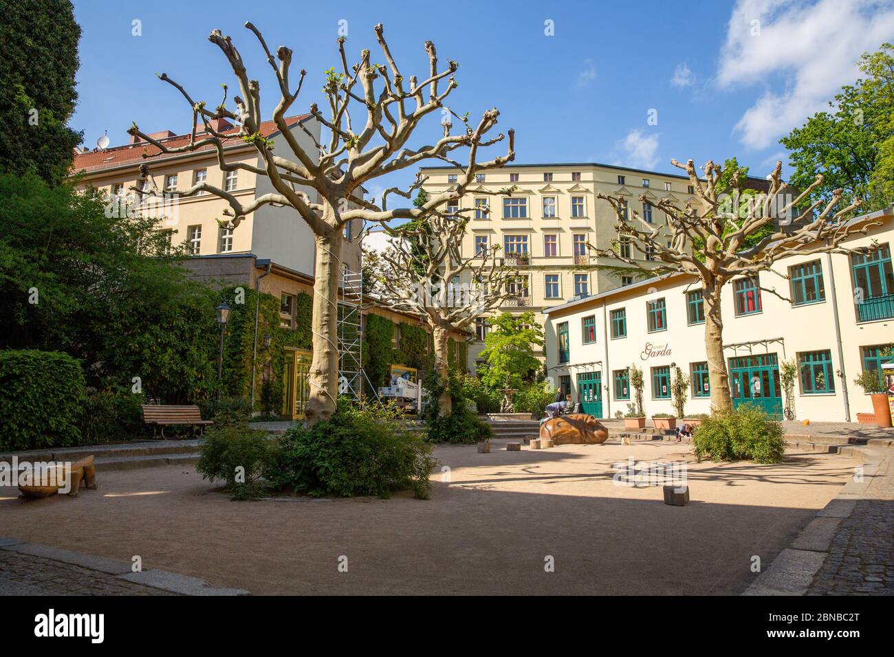 Berlin, Deutschland. Mai 2020. Innenansicht der Heckmann-Höfe. Die Heckmann-Höfe befinden sich in der Spandauer Vorstadt zwischen Postfuhramt und Neuer Synagoge. Es ist ein strukturelles Ensemble, bestehend aus drei Höfen, wobei die vorderen und hinteren Höfe von Wohngebäuden eingerahmt sind. Die meisten Gebäude sind als historische Denkmäler aufgeführt. Quelle: Gerald Matzka/dpa-Zentralbild/ZB/dpa/Alamy Live News Stockfoto