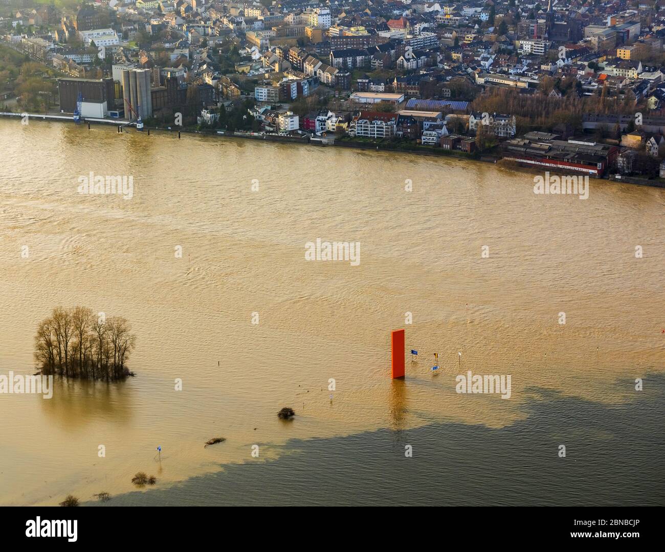 , Skulptur Rhein Orange am überfluteten Rhein, 27.01.2018, Luftaufnahme, Deutschland, Nordrhein-Westfalen, Ruhrgebiet, Duisburg Stockfoto