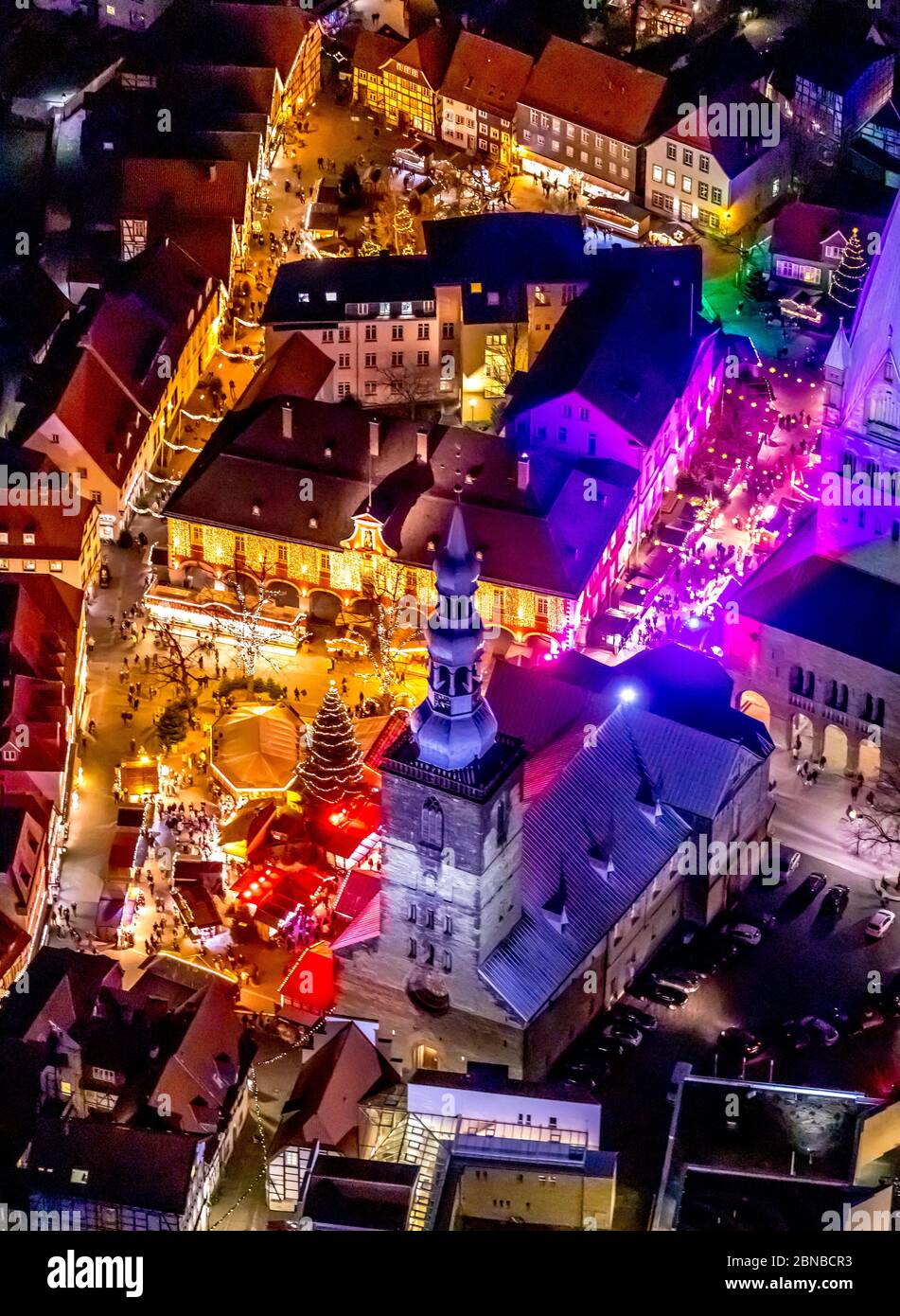 Weihnachtsmarkt in Soest mit bunt beleuchtetem Chuch St. Petri (Alde Kerke), 17.12.2019, Luftbild, Deutschland, Nordrhein-Westfalen, Soest Stockfoto