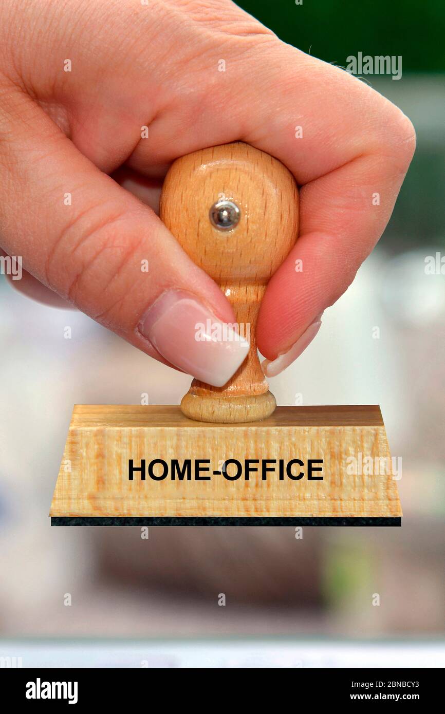 Stempel in der Hand einer Frau mit Schriftzug Home-Office, Deutschland Stockfoto