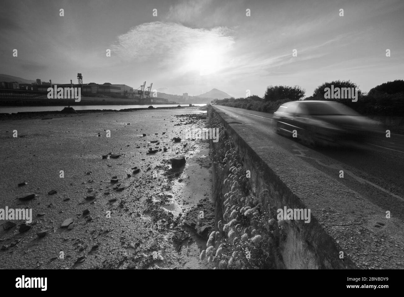 Erandio, Bizkaia/Baskenland; 19. Juli 2013. Ein Fahrzeug fährt auf der Straße entlang der Mündung von Bilbao. Stockfoto