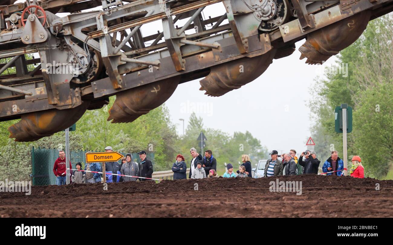 Bucket and chain -Fotos und -Bildmaterial in hoher Auflösung – Alamy