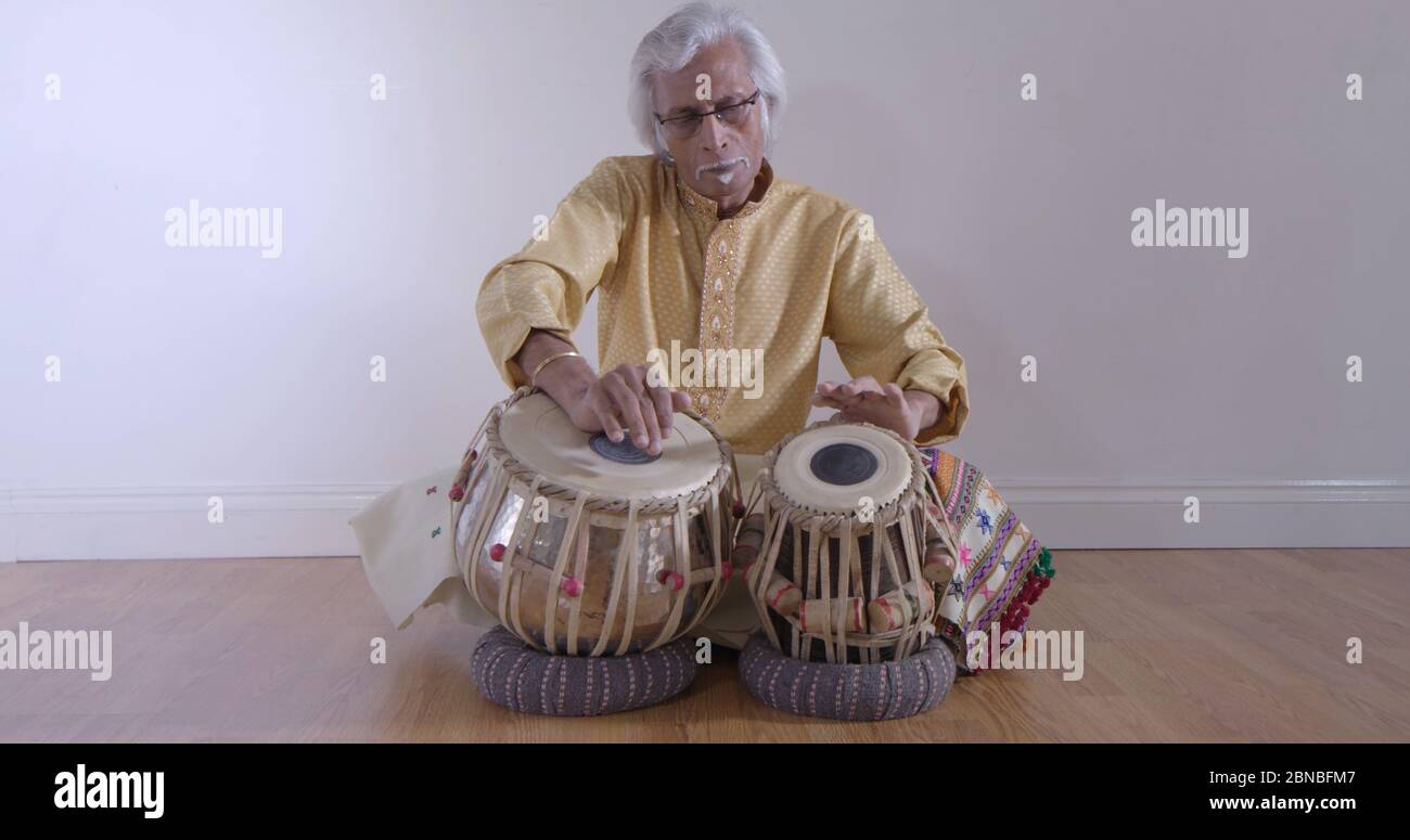 Mann spielt indische Trommeln. Stockfoto
