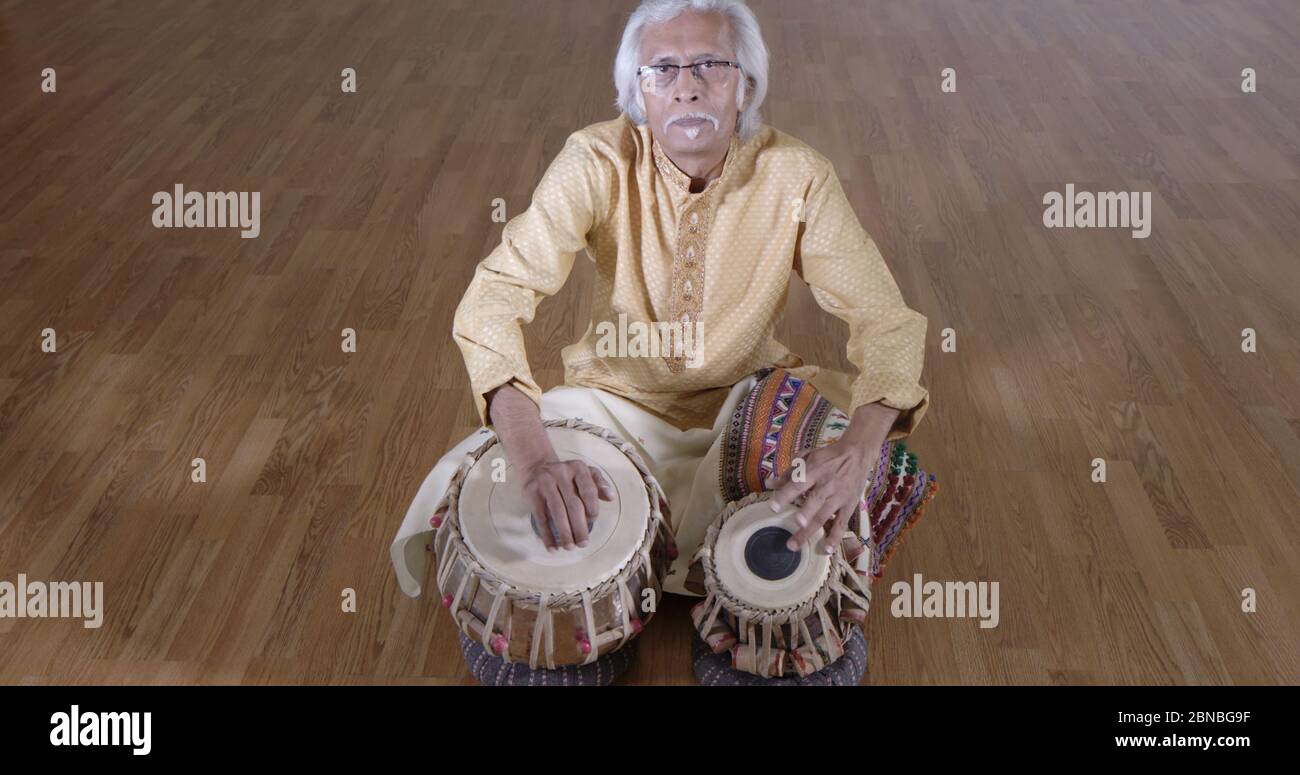 Mann spielt indische Trommeln. Stockfoto
