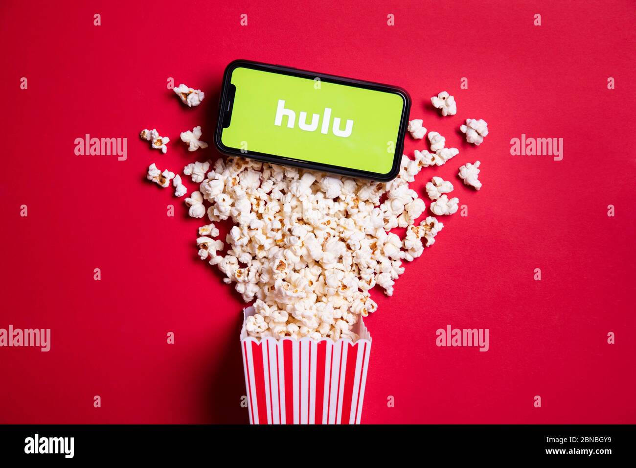 LONDON, Großbritannien - MAI 14 2020: Hulu-Logo auf einem Smartphone mit Popcorn Stockfoto