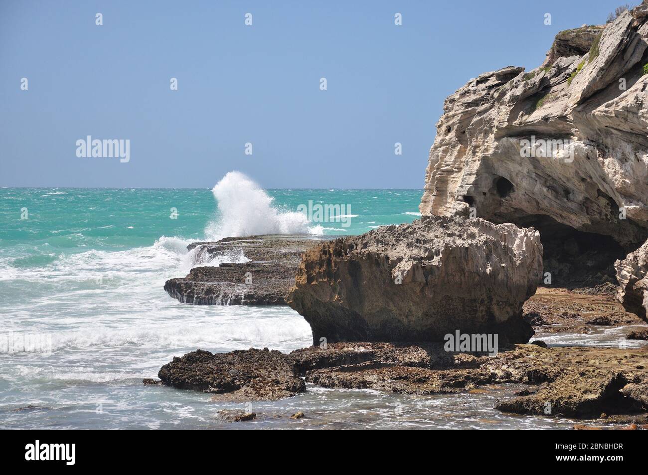 Felsiger Pfad mit niedrigem Wasserstand zum Eingang zur Waenhuiskrans-Höhle in der Nähe des Arniston Western Cape. Stockfoto