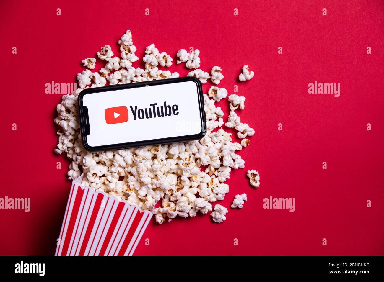 LONDON, Großbritannien - MAI 14 2020: YouTube-Logo auf einem Smartphone mit Popcorn Stockfoto