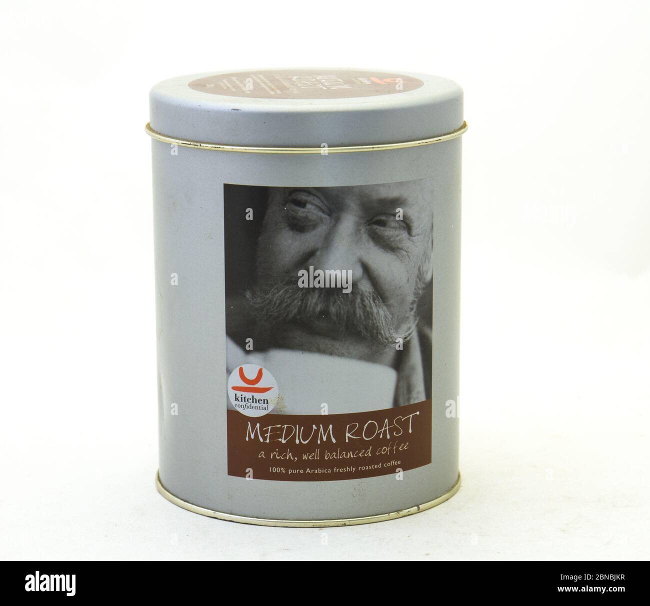 Alberton, Südafrika - eine Dose Küche Vertraulich Medium Röstkaffee isoliert auf einem klaren Hintergrundbild mit Kopierraum Stockfoto