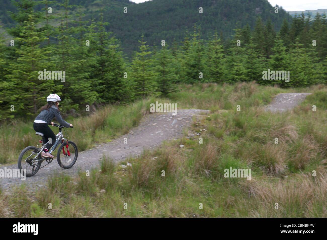 Junge Mädchen auf dem Trail in den schottischen Highlands Stockfoto