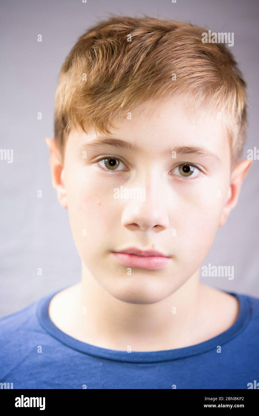 Neutral ruhig emotionale Porträt eines 10-12 Jahre Jungen Stockfoto
