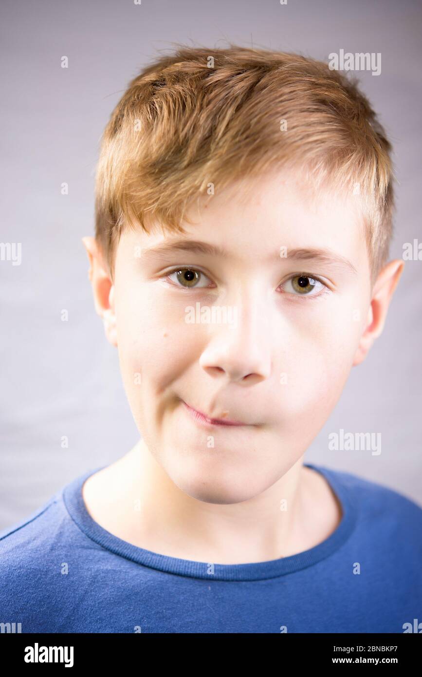 Emotionales Porträt eines 10-12-jährigen Jungen. Emotionale Porträt von Freude und lustig. Stockfoto