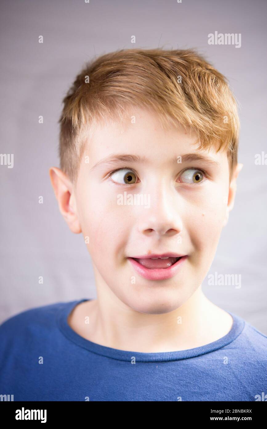 Emotionales Porträt eines 10-12-jährigen Jungen. Emotionales Porträt der Überraschung. Stockfoto