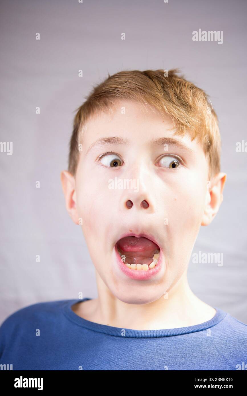 Emotionales Porträt eines 10-12-jährigen Jungen. Emotionales Porträt der Überraschung. Stockfoto