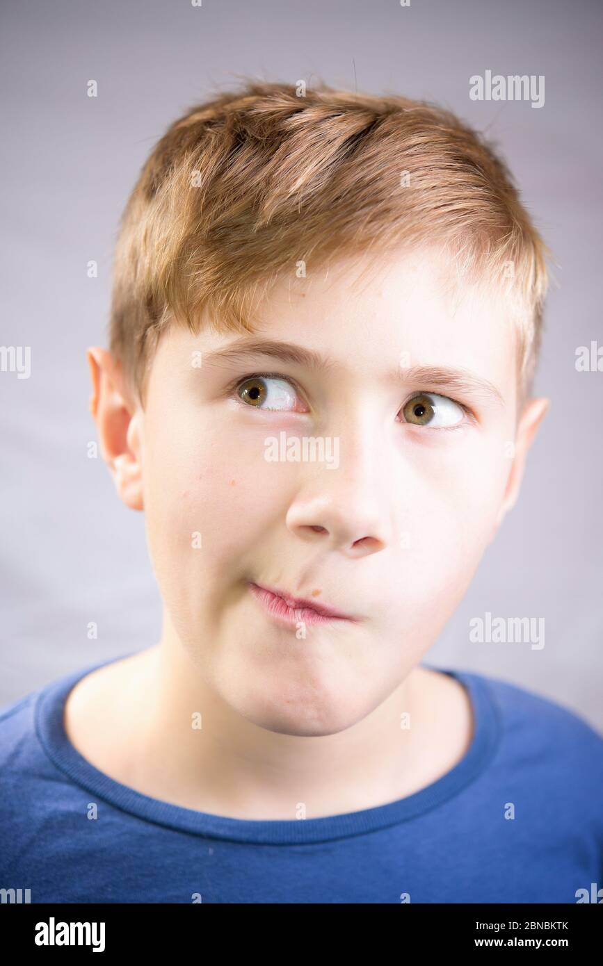 Emotionales Porträt eines 10-12-jährigen Jungen. Emotionales Porträt des Denkens. Stockfoto