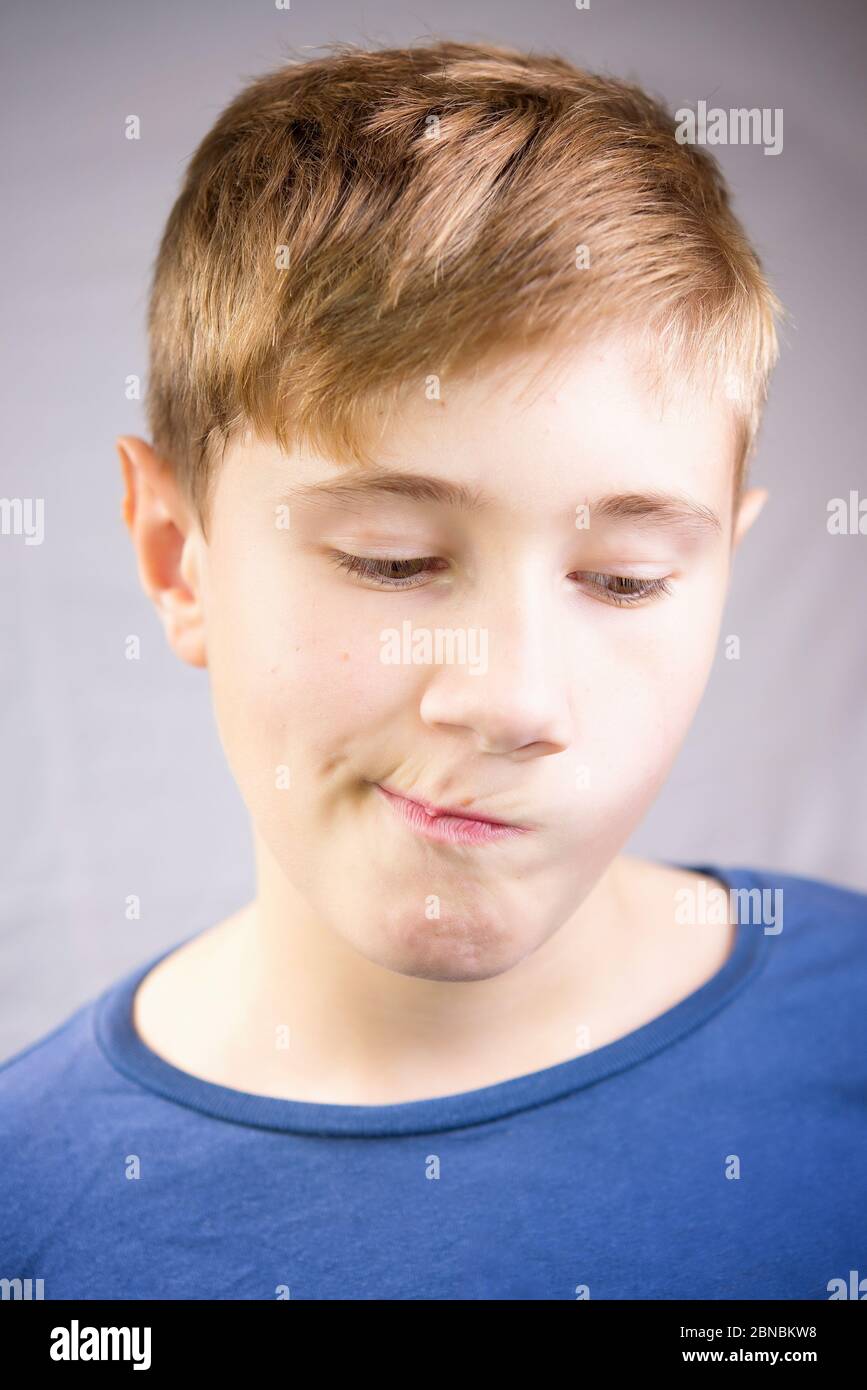 Emotionales Porträt eines 10-12-jährigen Jungen. Emotionale Porträt von Traurigkeit, Depression und Angst. Stockfoto