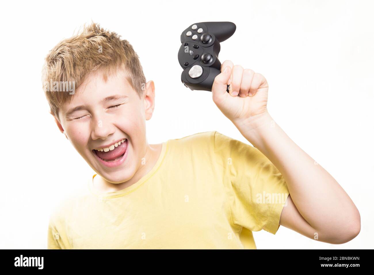 Emotionales Porträt eines 10-12-jährigen Jungen. Emotional lächelndes Porträt von Spaß und Neugier. Stockfoto