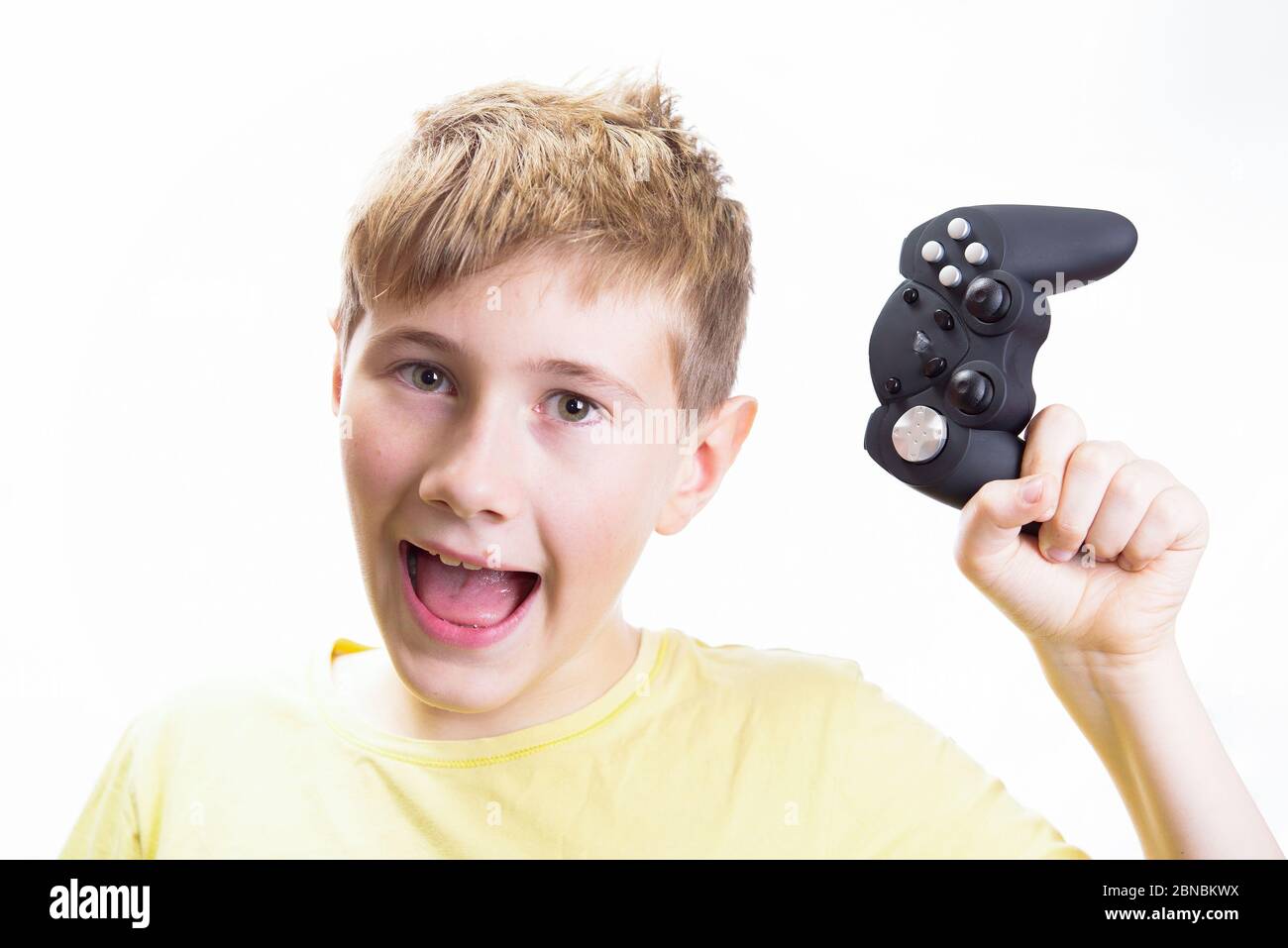 Emotionales Porträt eines 10-12-jährigen Jungen. Emotional lächelndes Porträt von Spaß und Neugier. Stockfoto