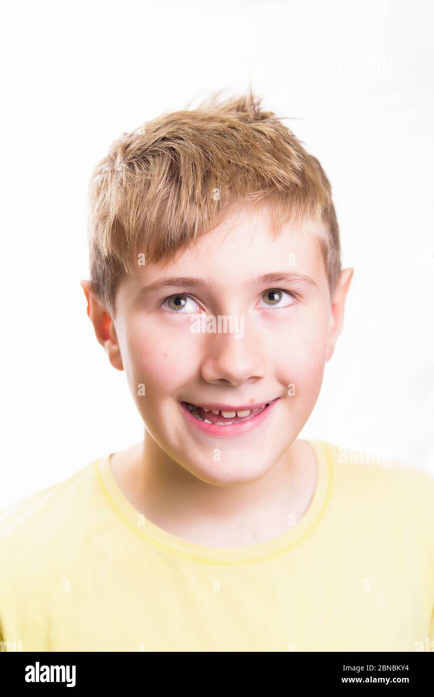 Emotionales Porträt eines 10-12-jährigen Jungen. Emotional lächelndes Porträt Stockfoto