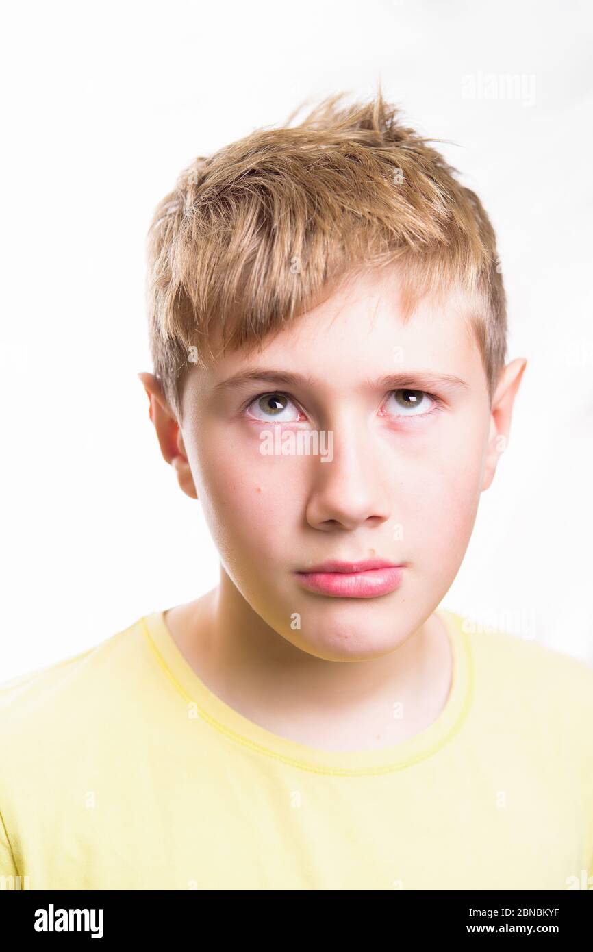 Emotionales Porträt eines 10-12-jährigen Jungen. Emotionales Porträt des Denkens. Stockfoto
