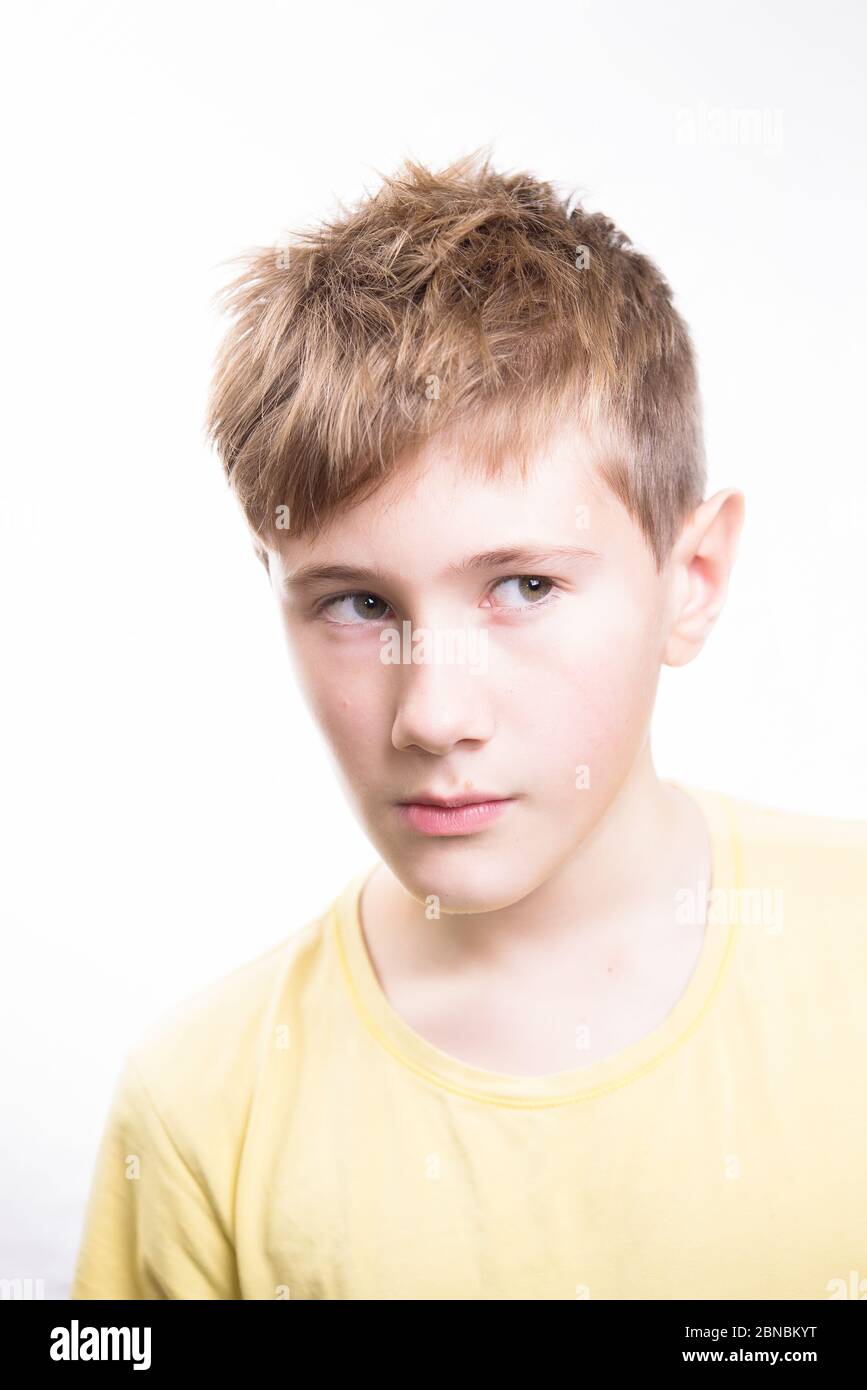 Emotionales Porträt eines 10-12-jährigen Jungen. Emotionale Porträt von Traurigkeit, Depression und Angst. Stockfoto