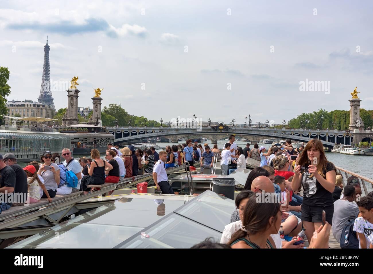 Blick auf Pont Alexandre III (Alexandre die dritte Brücke) von einem Bateaux Mouche auf der seine an einem sonnigen Sommertag. Paris, Frankreich. Stockfoto