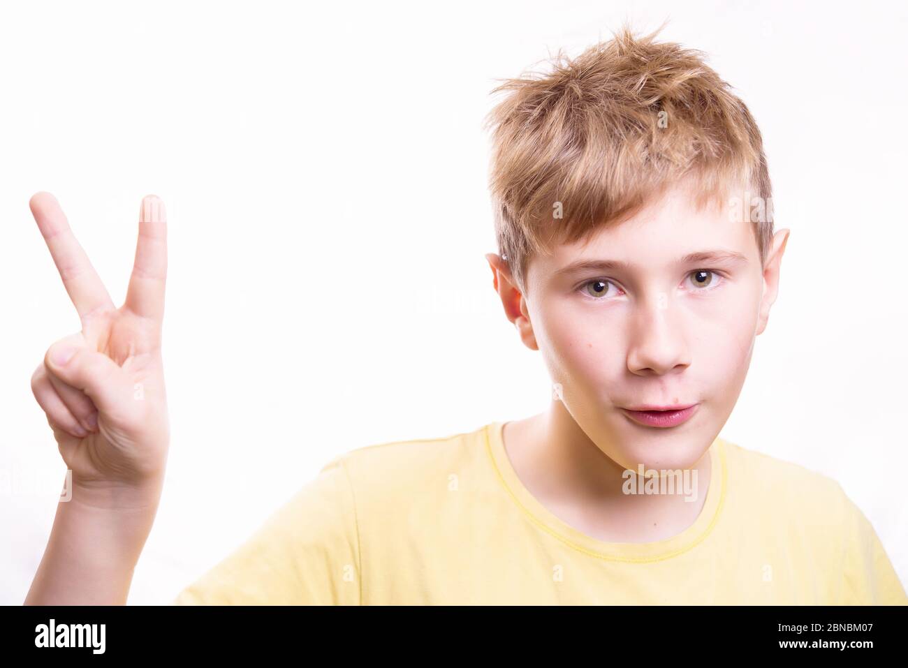 Emotionales Porträt eines 10-12-jährigen Jungen. Emotionale Porträt von Freude und lustig. Stockfoto