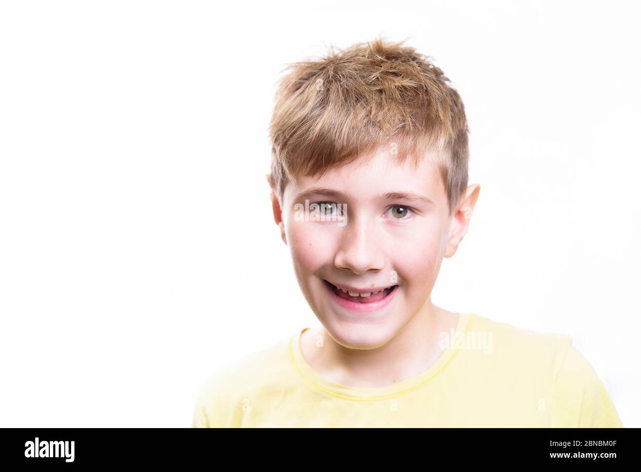 Emotionales Porträt eines 10-12-jährigen Jungen. Emotional lächelndes Porträt Stockfoto