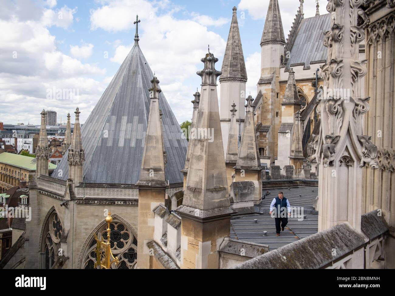 Der Werkscheck Ian Bartlett überprüft das Triforium-Dach in der Westminster Abbey in London, wo ein kleines, engagiertes Team vor Ort bleibt, um das 750 Jahre alte Gebäude zu betreuen, während es während der Coronavirus-Krise geschlossen wird. Stockfoto