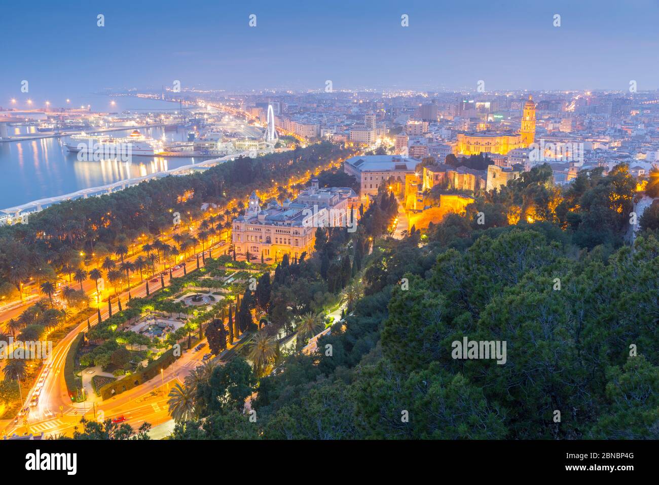 Blick auf die Kathedrale von Malaga und den Rathauspalast/Ayuntamiento in der Abenddämmerung vom Gipfel des Gibralfaro, Malaga, Spanien, Europa Stockfoto