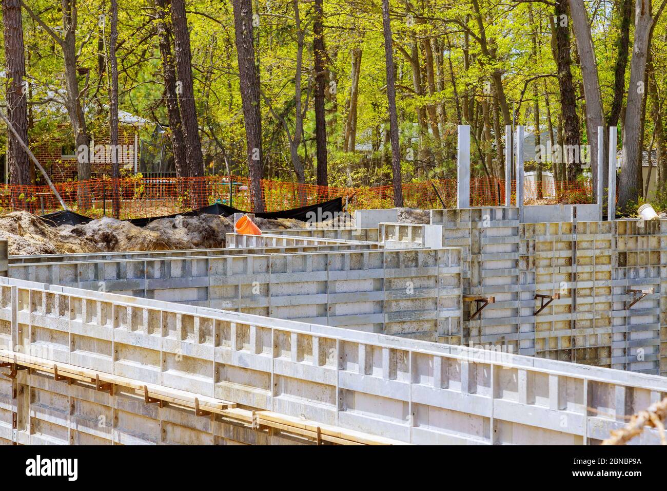 Schalung für Betonfundament Bau eines Mehrfamilienhauses Stockfoto