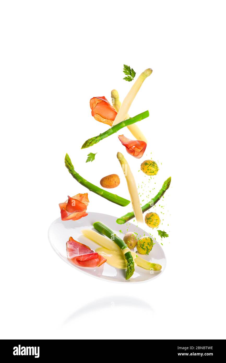 Fliegender deutscher grüner und weißer Spargel mit Schinken und Kartoffeln Stockfoto